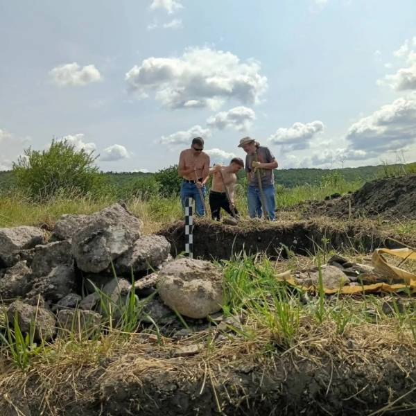 Неподалік від Галича археологи знайшли рештки дерев'яної конструкції та срібник угорського походження, датований тринадцятим століттям. 7 Неподалік від Галича археологи знайшли рештки дерев'яної конструкції та срібник угорського походження, датований тринадцятим століттям. 7