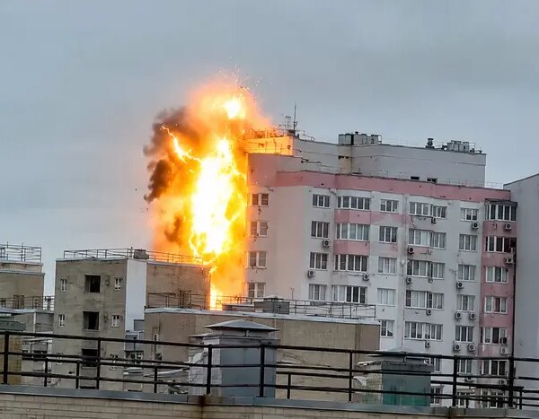Відео зафіксувало влучання “шахеда” в житловий будинок на Троєщині.
