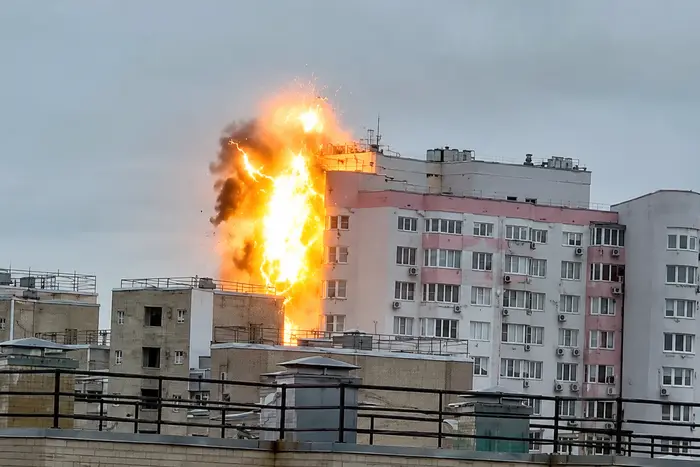 Відео зафіксувало влучання “шахеда” в житловий будинок на Троєщині.