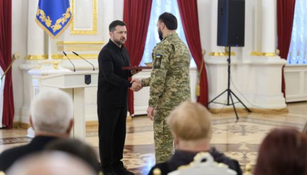 Володимир Зеленський вшанував захисників України державними відзнаками.