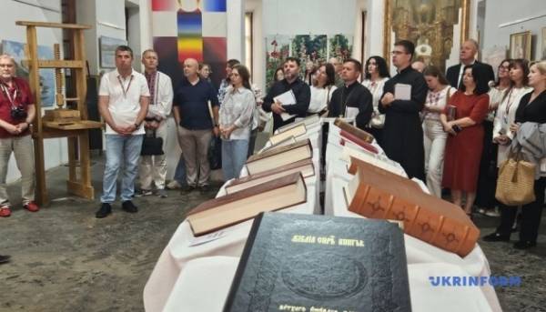 У Дубенському замку представили мобільну експозицію «Острозька реліквія 1581»