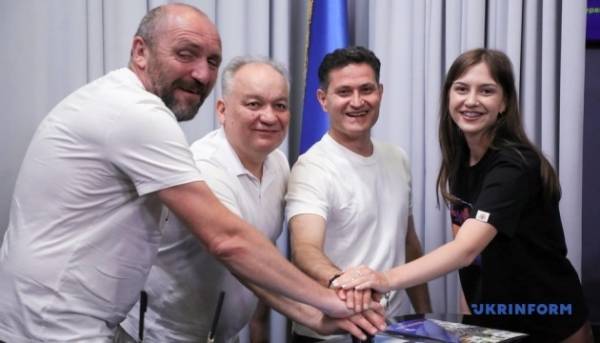 "Укрпошта" презентувала марковий аркуш, що висвітлює боротьбу проти окупації Криму. 13 "Укрпошта" презентувала марковий аркуш, що висвітлює боротьбу проти окупації Криму. 13