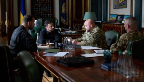 Головна 79 Зеленський проводить подальші зустрічі з вищим військовим командуванням та польовими командирами.