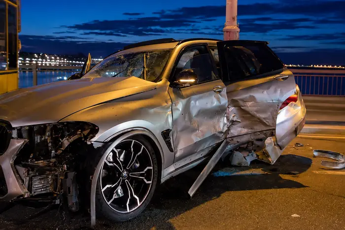 Головна 93 На мосту Патона в Києві сталася ДТП: автомобіль BMW зіткнувся…
