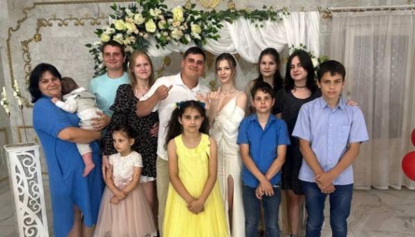 Трагічна подія у Радушному: російська ракета зруйнувала житловий будинок, забравши життя батьків та трьох дітей, доля п’ятьох інших залишається невизначеною.