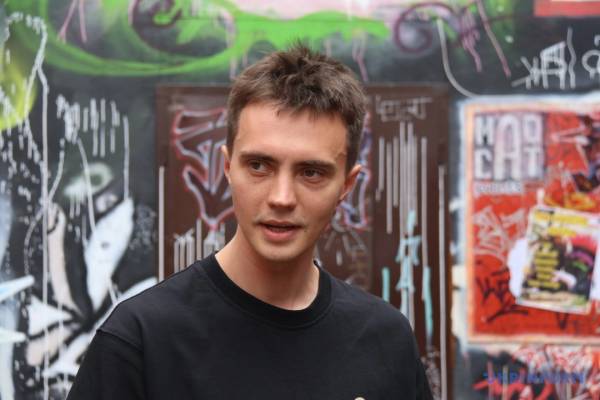 Персонажі твору «Місто» переходять у доросле життя на тлі воєнних подій та ритмів електронної музики. 13 Персонажі твору «Місто» переходять у доросле життя на тлі воєнних подій та ритмів електронної музики. 13