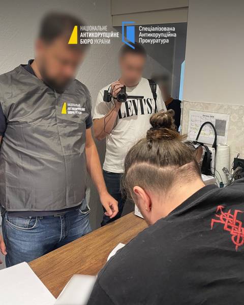 Детективи НАБУ вручили підозри восьми особам у справі про розкрадання понад 150 мільйонів гривень під час закупівель для Національної гвардії. 8 Детективи НАБУ вручили підозри восьми особам у справі про розкрадання понад 150 мільйонів гривень під час закупівель для Національної гвардії. 8