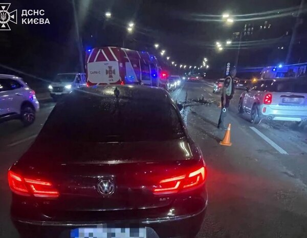 Головна 137 Нічна аварія на Міхновського в Києві: рятувальники витягли водія з…