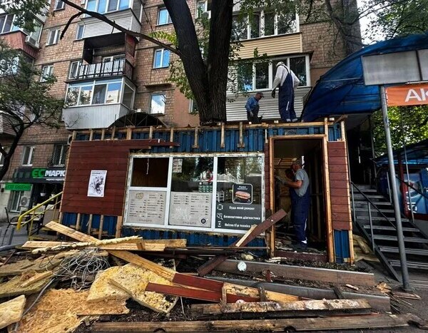 У столиці демонтували кіоск, крізь який проходило гігантське дерево (знімки)