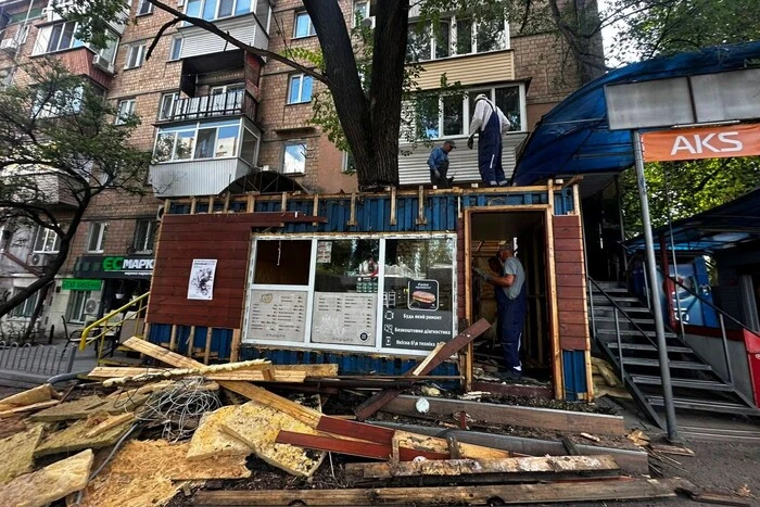 У Києві демонтовано кіоск, посеред якого росло величезне дерево (фото)
