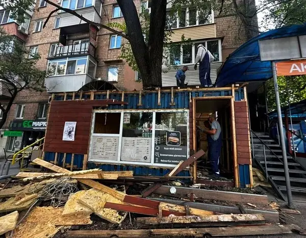 У столиці демонтували кіоск, крізь який проходило гігантське дерево (знімки)