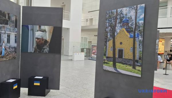 Фотогалерея в Гаазі: Говард Баффетт демонструє стійкість українського народу 14