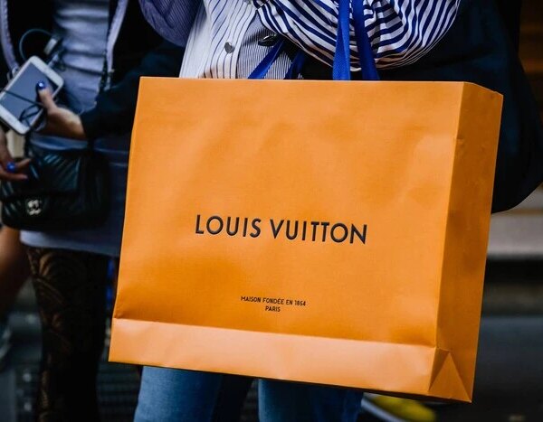 Юрист, який перевозив речі від Louis Vuitton, спричинив травми мешканці&hellip;