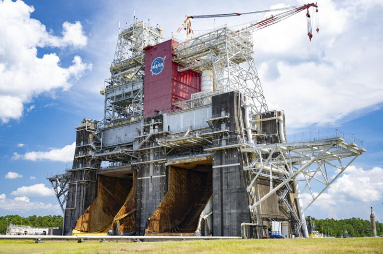 Blue Origin переносить випробування на історичний стартовий майданчик Saturn V та SLS 10