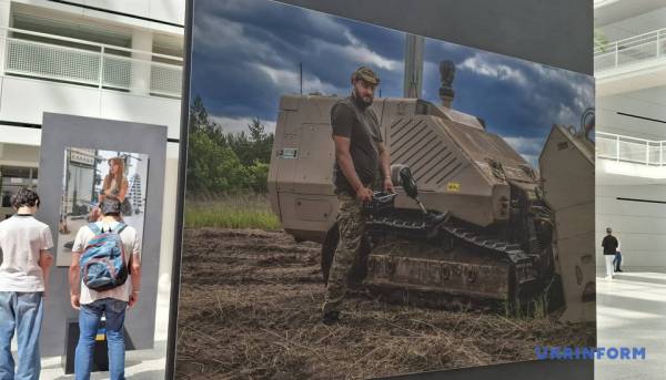 Фотогалерея в Гаазі: Говард Баффетт демонструє стійкість українського народу 13