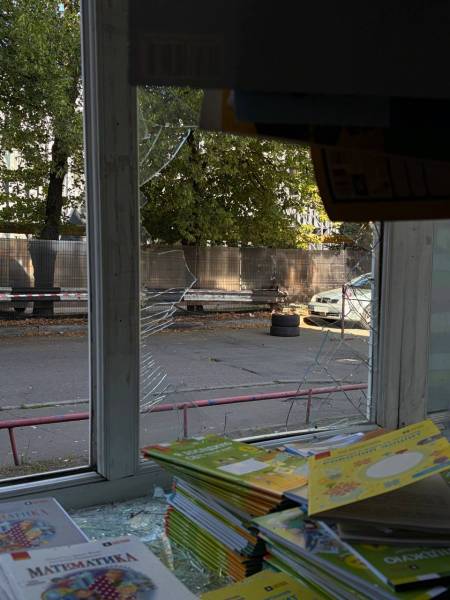 У Києві вже вдруге за літо пошкодили книгарню «Альпака». 16