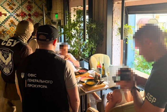 Головна 73 Адвоката затримали в Києві за обіцянку “вирішити” справу в суді за 14…