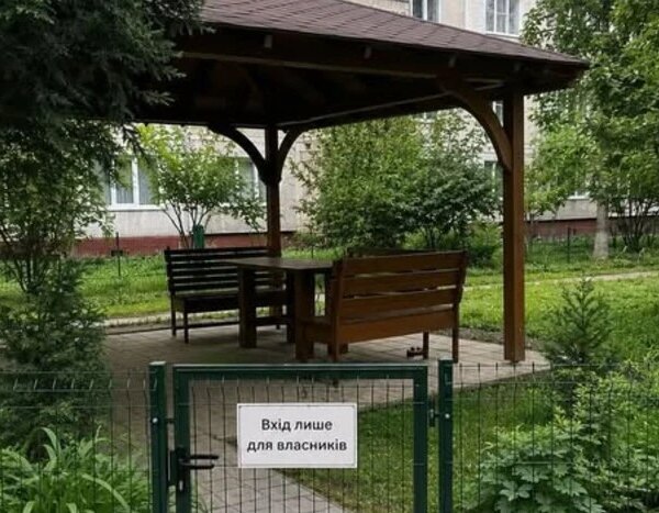 «Вхід лише для власників»: альтанка під замком у київському дворі збурила мережу