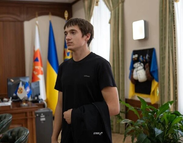 Київські рятувальники нагородили хлопця за допомогу 14 травня після ракетного обстрілу