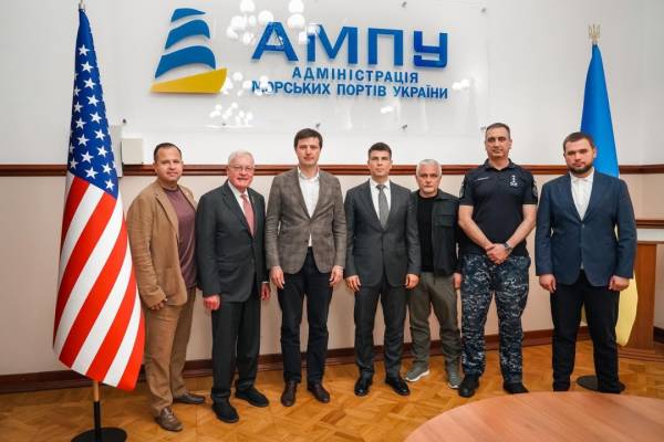 Келлог побував в Україні: відвідав Одеський порт і оцінив наслідки атак Росії 8