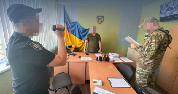 Державне бюро розслідувань проводить масштабні перевірки військкоматів по всій Україні, внаслідок яких уже висунуто 15 обвинувачень, а двоє осіб були затримані. 4 Державне бюро розслідувань проводить масштабні перевірки військкоматів по всій Україні, внаслідок яких уже висунуто 15 обвинувачень, а двоє осіб були затримані. 4
