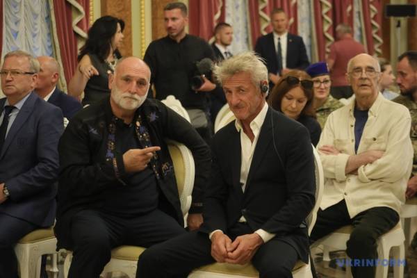 Шон Пенн, гурт «Брати Гадюкіни» та Алла Мазур відзначені як «Національні легенди України» 16 Шон Пенн, гурт «Брати Гадюкіни» та Алла Мазур відзначені як «Національні легенди України» 16