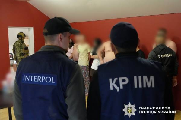 Правоохоронці з трьох держав припинили роботу каналу постачання наркотиків, що наймав співробітників через кол-центри. 11 Правоохоронці з трьох держав припинили роботу каналу постачання наркотиків, що наймав співробітників через кол-центри. 11