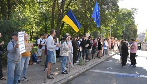 Біля будівлі уряду мітингують за відновлення Федорова на посаді в&hellip;