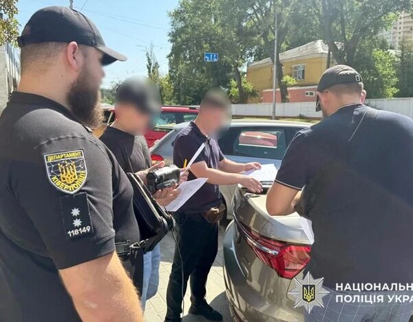 Правоохоронці виявили аферистів, які за допомогою трансляцій у TikTok ошукували громадян України.