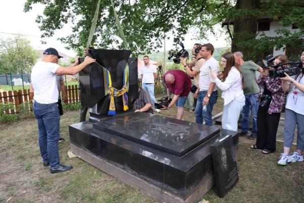 Львівщина отримала пам'ятник з могили Євгена Коновальця, що перебував у Роттердамі. 27 Львівщина отримала пам'ятник з могили Євгена Коновальця, що перебував у Роттердамі. 27