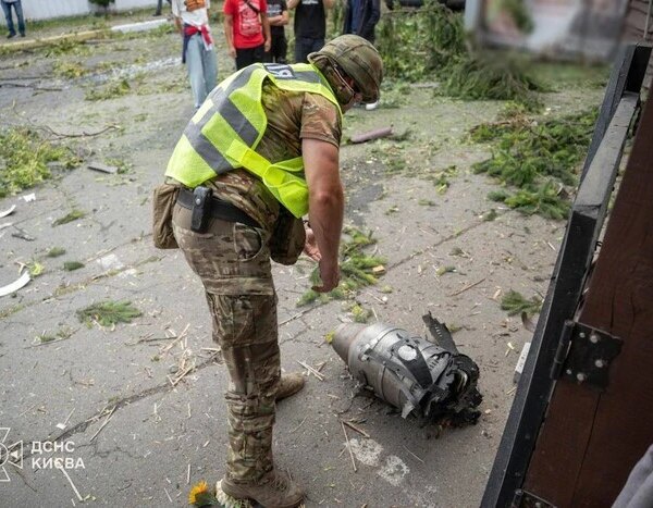 Невеликі частини безпілотника, ймовірно, типу “Шахед”, були виявлені поблизу житлових будівель у серці української столиці.