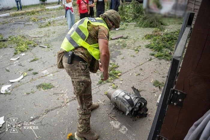 Уламки «Шахеда» впали біля житлових будинків у центрі Києва: перші деталі 