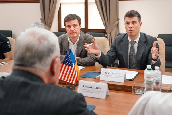 Келлог побував в Україні: відвідав Одеський порт і оцінив наслідки атак Росії 10