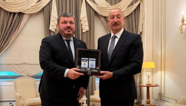 Представник України передав Алієву документ про присвоєння звання «Почесний громадянин міста Ірпінь»