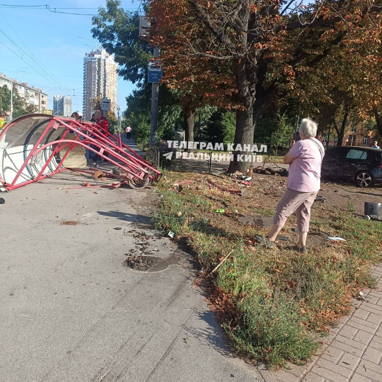 Від потужного удару металева конструкція зупинки впала 