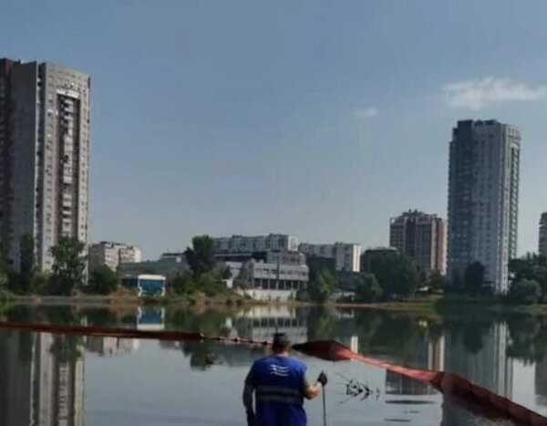 Працівники комунальних служб продемонстрували процес очищення Кирилівського озера від нафтопродуктів (відео)