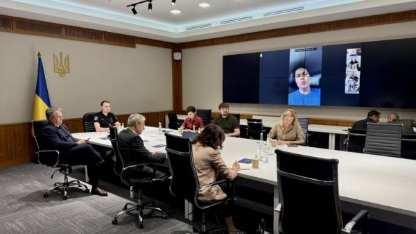Напередодні Дня Незалежності керівник української розвідки провів зустріч із представниками світових українських молодіжних організацій. 4