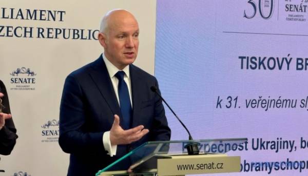 Чеські сенатори виявляють інтерес до причин відсутності двосторонньої зустрічі міністра оборони з українським колегою.
