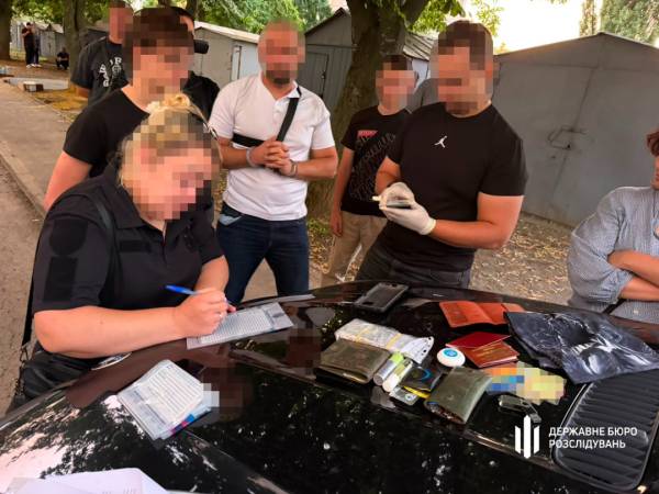 «Розпродай житло та перекажи мені кошти»: викрито офіцера, котрий вимагав 10 тисяч доларів у військового з СЗЧ. 6 «Розпродай житло та перекажи мені кошти»: викрито офіцера, котрий вимагав 10 тисяч доларів у військового з СЗЧ. 6