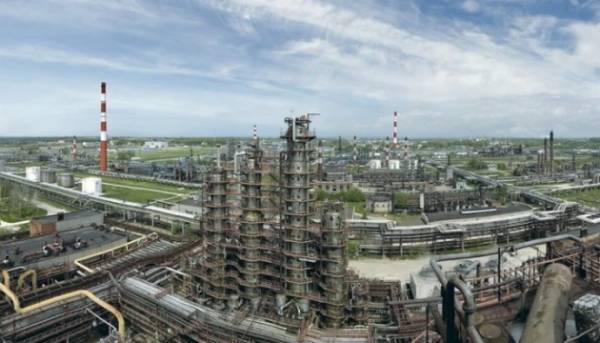 Рязанський нафтопереробний завод зупинив діяльність через атаку безпілотників — Reuters
