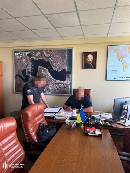 Затримано посадовця АМПУ за вимагання хабаря у розмірі пів мільйона гривень під час модернізації порту «Чорноморськ» 10 Затримано посадовця АМПУ за вимагання хабаря у розмірі пів мільйона гривень під час модернізації порту «Чорноморськ» 10