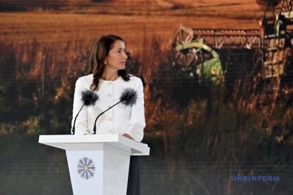 Перші леді та джентльмен обмінялися в Києві досвідом стійкості своїх держав 11 Перші леді та джентльмен обмінялися в Києві досвідом стійкості своїх держав 11