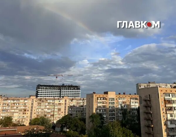У столиці спостерігається веселка, хоча дощу немає (знімки)