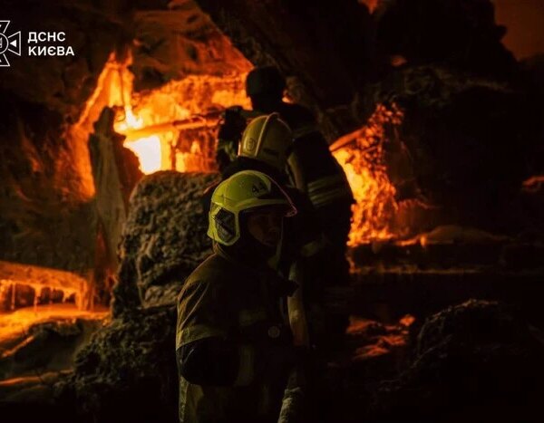 Рятувальники ліквідували загоряння у Голосіївському районі, яке виникло через повторний обстріл Києва.