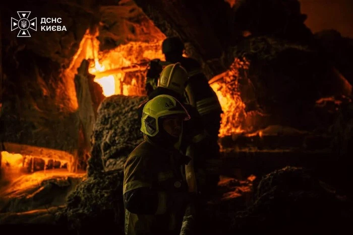 Вогнеборці загасили пожежу в Голосіївському районі, спричинену повторним обстрілом Києва