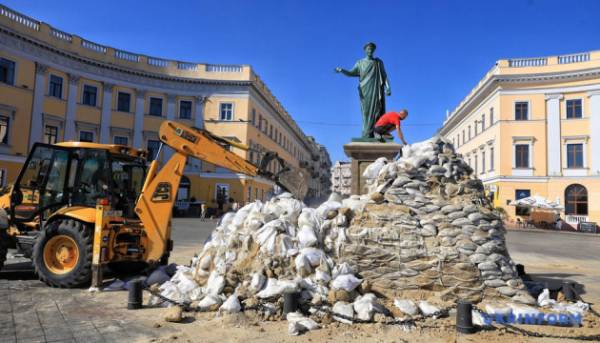В Одесі оглянули монумент Дюку після завершення консерваційних робіт.