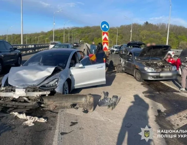 Головна 123 Смертельна аварія на Дарницькому мосту: справу водія Tesla передано до…