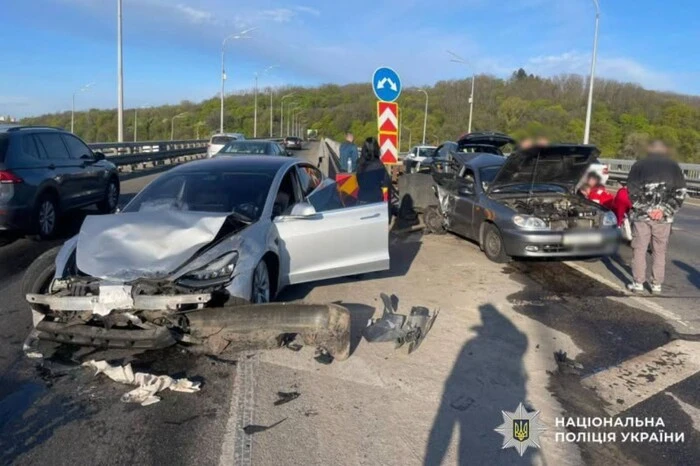 Головна 105 Смертельна аварія на Дарницькому мосту: справу водія Tesla передано до…
