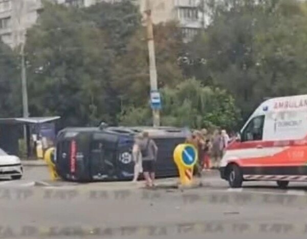 Серйозна аварія в Києві: мікроавтобус перекинувся на Вишгородській (відео)