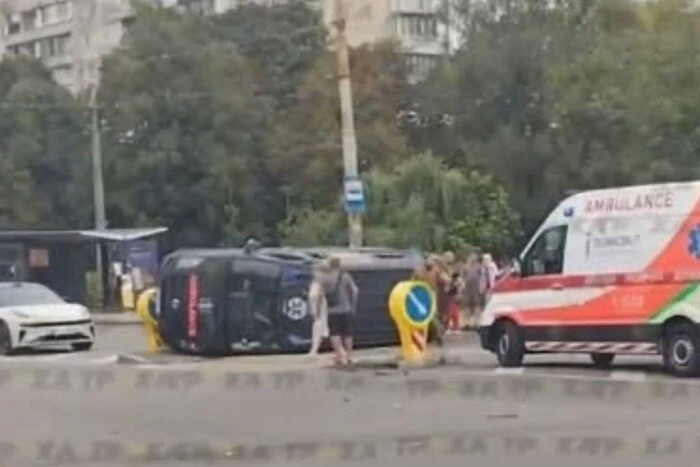 Серйозна ДТП у Києві: на Вишгородській перекинувся мікроавтобус (відео)